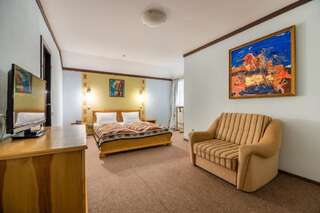 Отель MK Resort (ex. Магия Карпат) Буковель Улучшенный номер с кроватью размера «king-size»-1