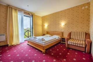 Отель MK Resort (ex. Магия Карпат) Буковель Двухместный номер с 1 кроватью и видом на горы-1